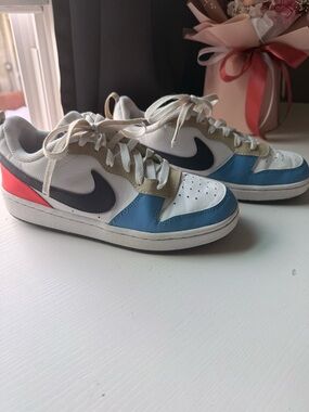 Nike Kids Low-Top Sneakers in White, Blue, Navy and Red-Orange